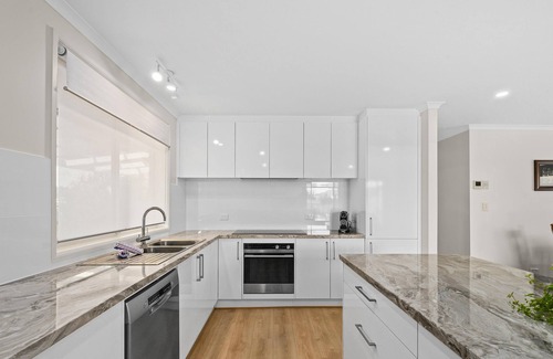 Aldinga Beach Casa | Aldinga Rose ~ Aldinga Beach - Homely Family Entertainer, 200m from the Beach ~ C21