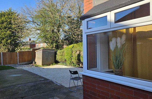 Preston Casa | Aldwych House For Holidays, Contractors and Relocation with Free Parking &Wi-Fi