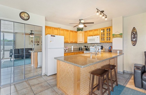Kailua-Kona Condominio | Alii Villas # 301. Ojeada del océano. Aire acondicionado. Unidad cómoda!