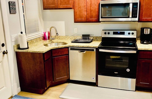 Latonia Casa | All essentials Amazing 3 bedroom 5 beds 1.5 baths with parking in Covington KY