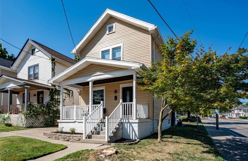 Latonia Casa | All essentials Amazing 3 bedroom 5 beds 1.5 baths with parking in Covington KY