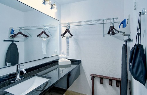 Trailer Estates Hotel | All-New, First Floor, Bunk Bed, Huge Pool, 70" TV, Tiki Bar!