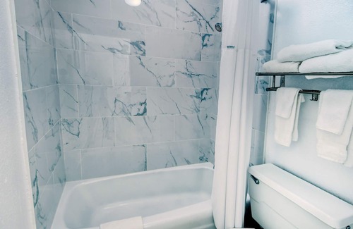 Trailer Estates Hotel | All-New, First Floor, Bunk Bed, Huge Pool, 70" TV, Tiki Bar!