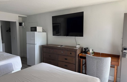 Trailer Estates Hotel | All-New, Ground-Floor, Huge Pool, Tiki Bar & Grill