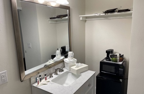 Trailer Estates Hotel | All-New, Ground-Floor, Huge Pool, Tiki Bar & Grill