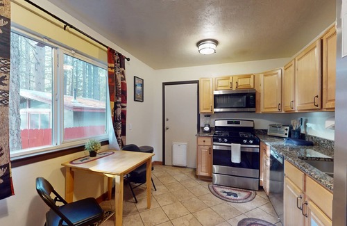 Black Bart Cabina | All-season, dog-friendly cabin with fireplace & deck - near Heavenly & beach