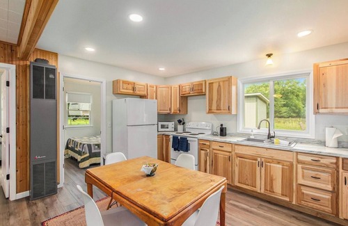 Irons Casa | Pine & Manistee Rivers All Seasons, Modern, Cozy Cabin