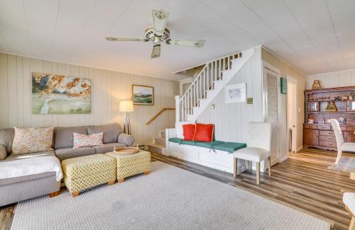 Center Moreland Casa | All-Season Getaway on Lake Winola Dock and Sunroom!