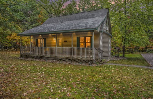 Irons Cabina | All-Seasons Woodland Escape: Fire Pit, Deck, Grill