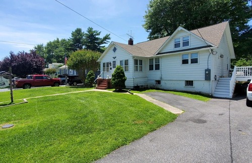 Rock Hall Casa | All the comforts of home within a 3 Min. walk to the Bay, Restaurants Marinas.