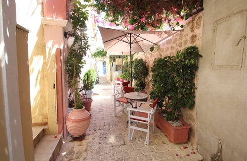 Aegina Town Casa | Alley Studio 2 by Frangki