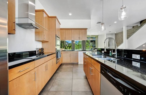 Riverside Apartamento | Alluring 2 bedroom apartment with decorated patio!