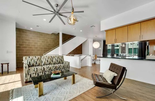 Riverside Apartamento | Alluring 2 bedroom apartment with decorated patio!