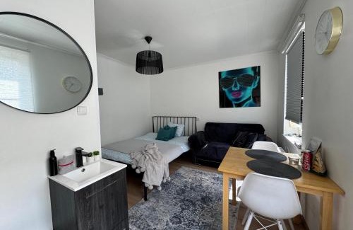Kesklinn Apartamento | Ally's Urban Cozy Studio Juhkentali 42 Tallinn near city centre airport next to bus station