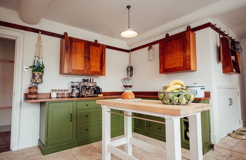 Blandford Saint Mary Casa | ALMER MANOR LUXURY DORSET COUNTRY ESTATE. SLEEPS UP TO 22,HOT TUB, TENNIS COURTS