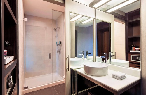 D Street - West Broadway Hotel | Aloft by Marriott, Boston Seaport District