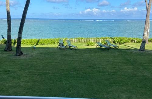 Punaluu Apartamento | Aloha Beach Retreat, Ocean Front With AC