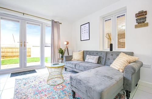 Milton Keynes Casa | Alpha Properties 1 - Luxury One Bedroom within a Shared Four Bedroom House with Free Parking, Fast Wifi, SmartTV with Netflix