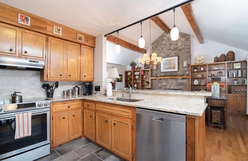 Blowing Rock Casa | Alpine Bliss - Camina hasta las pistas, admite mascotas, patio cercado.