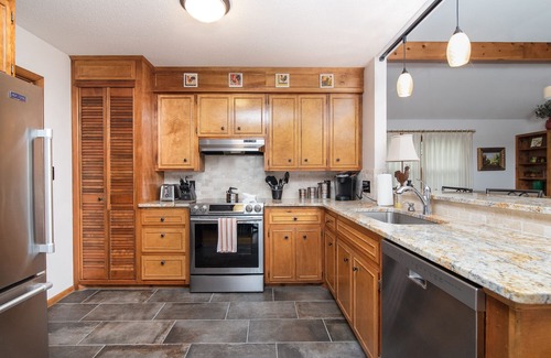 Blowing Rock Casa | Alpine Bliss - Camina hasta las pistas, admite mascotas, patio cercado.