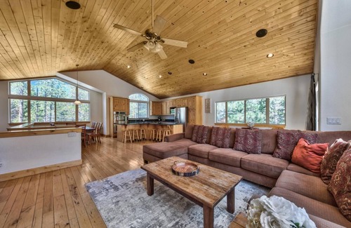 North Upper Truckee Casa | Alpine Family Adventure - Woodsy, Clean & Comfy, Pets & Yard, Family Fun