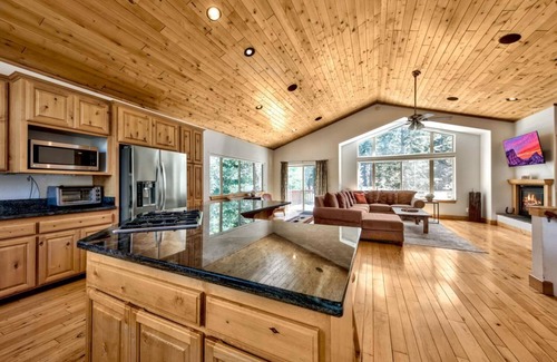North Upper Truckee Casa | Alpine Family Adventure - Woodsy, Clean & Comfy, Pets & Yard, Family Fun