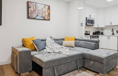 Southwest Calgary Casa | Alpine Grove 2bed Getaway- 15 Mins to DT