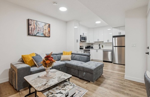 Southwest Calgary Casa | Alpine Grove 2bed Getaway- 15 Mins to DT