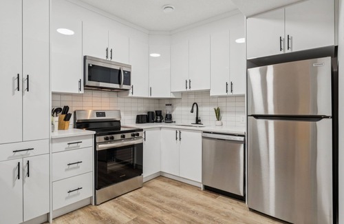 Southwest Calgary Casa | Alpine Grove 2bed Getaway- 15 Mins to DT