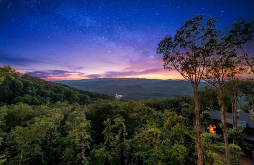 Blue Ridge Casa | Alpine Vista - Mountain Views - Blue Ridge Heights - Mountain Views, Hot Tub, Luxury Amenities in Prestigious Blue Ridge Heights
