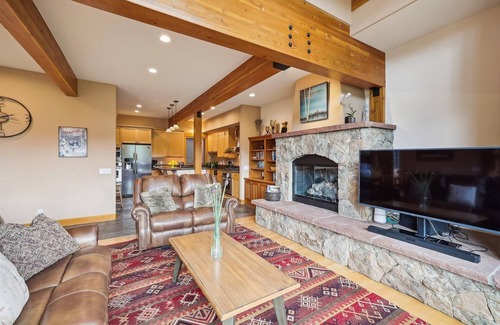 Dunkin Hill Casa | Experience breathtaking mountain views at the Alpine Vista Retreat!