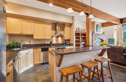 Dunkin Hill Casa | Experience breathtaking mountain views at the Alpine Vista Retreat!