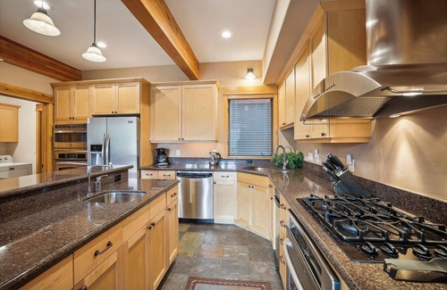 Dunkin Hill Casa | Experience breathtaking mountain views at the Alpine Vista Retreat!