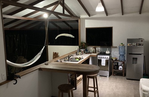 Puerto Jiménez Casa | NUEVO HOGAR EN LA PLAYA EN LA SELVA. Surf, cascada, yoga, restaurantes cercanos.