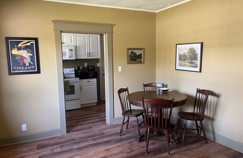 Altamont Manor Casa | Altamont Park~Entire Charming Bungalow~5-10 min walk to Food, Shops & Town!