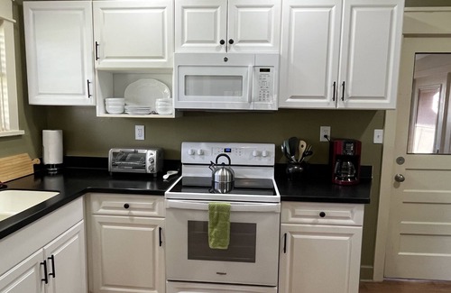 Altamont Manor Casa | Altamont Park~Entire Charming Bungalow~5-10 min walk to Food, Shops & Town!