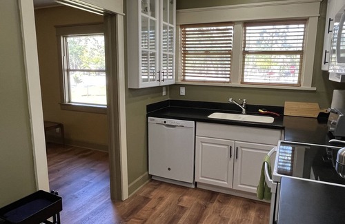 Altamont Manor Casa | Altamont Park~Entire Charming Bungalow~5-10 min walk to Food, Shops & Town!