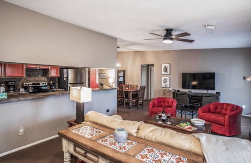 Alto Condominio | Alto Mountain Hideaway! Spacious condo with large deck