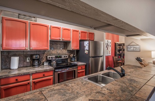 Alto Condominio | Alto Mountain Hideaway! Spacious condo with large deck