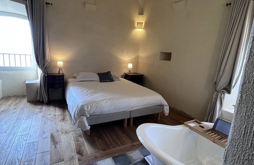 Pino Cama Y Desayuno | Amandulina room in a 16th-century Genoese tower