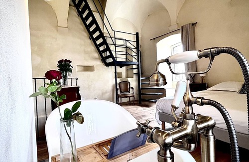 Pino Cama Y Desayuno | Amandulina room in a 16th-century Genoese tower