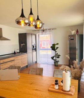 Elgersweier Apartamento | AMAO Pearl - Rollstuhlgerechte Suite - 94 qm - Balkon & Tiefgarage - Aufzug - Nähe Messe - bis 10 Pers 2Whg