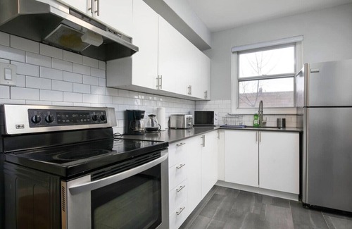 Cote-Des-Neiges—Notre-Dame-De-Grace Apartamento | Amazing 2BR on Walkley ZC1
