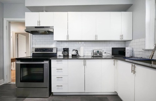 Cote-Des-Neiges—Notre-Dame-De-Grace Apartamento | Amazing 2BR on Walkley ZC1