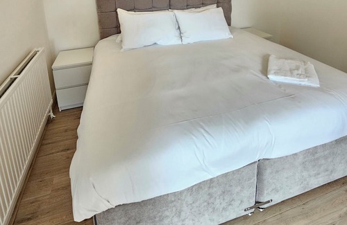 Basildon Casa | Amazing 6 Bedroom, Langdon Hills, Ss16