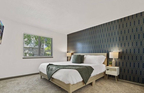 Folsom Apartamento | Amazing apartment with all the amenities in the heart of Folsom! Pet Friendly!