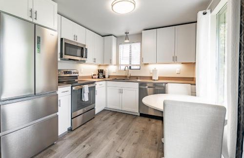 Birch Bay Apartamento | Amazing Condo with King Bed & Hot Tub 101