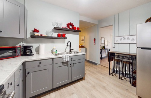 South Tacoma Casa | Amazing dog-friendly house with enclosed yard, full kitchen, TV, & washer/dryer