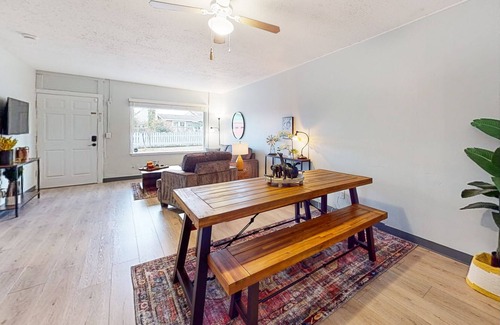 South Tacoma Casa | Amazing dog-friendly house with enclosed yard, full kitchen, TV, & washer/dryer