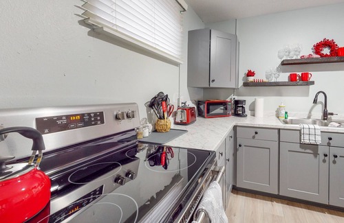 South Tacoma Casa | Amazing dog-friendly house with enclosed yard, full kitchen, TV, & washer/dryer